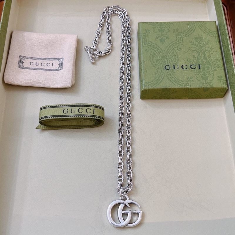 G*u*i necklaces